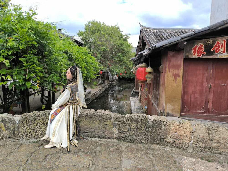 Ragazza cinese in costumi tradizionali a Lijiang (photo by Gabriele Ferrando - LA MIA ASIA)