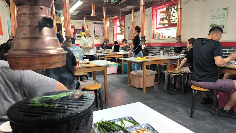 L'interno di un ristorantino di carne grigliata a Pechino (photo by Gabriele Ferrando - LA MIA ASIA)