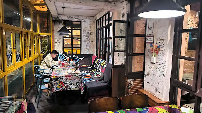 Sala bar e ristorante del Kunming Cloudland Hostel a Kunming, China (photo by Gabriele Ferrando - LA MIA ASIA)
