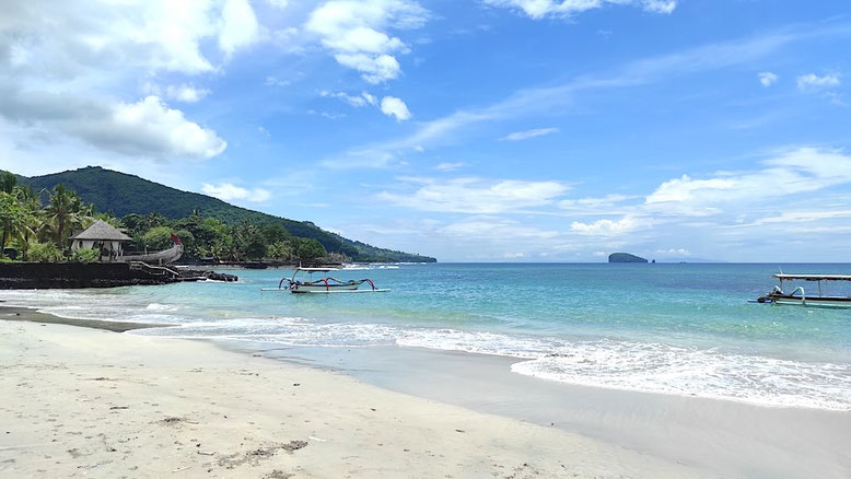 Candidasa Bali spiaggia tranquilla mare calmo barche tradizionali costa est Bali Indonesia
