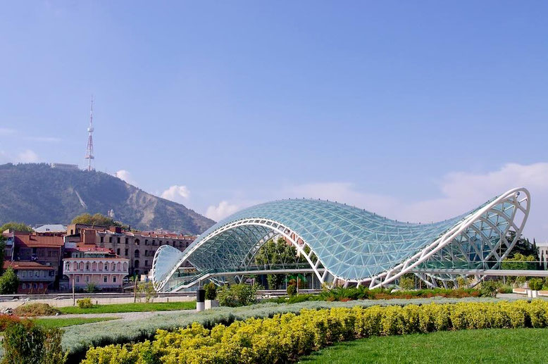 Viaggio di Gruppo in Georgia. Bridge of Peace Tbilisi