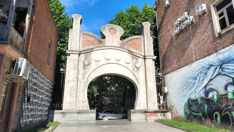 Cosa vedere a Kutaisi. Arco Mon Plaisir