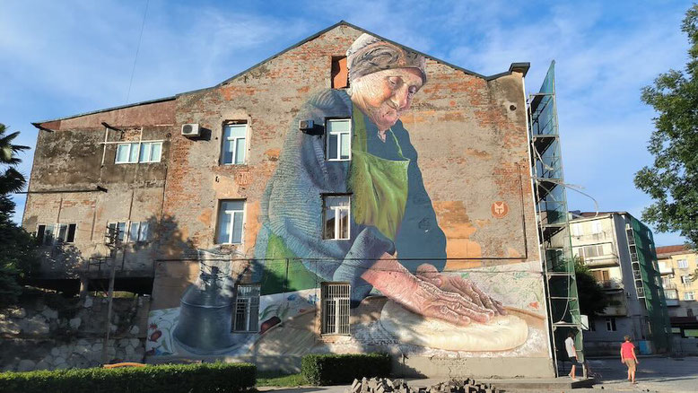 Cosa vedere a Kutaisi. Mural With Love - Grandma