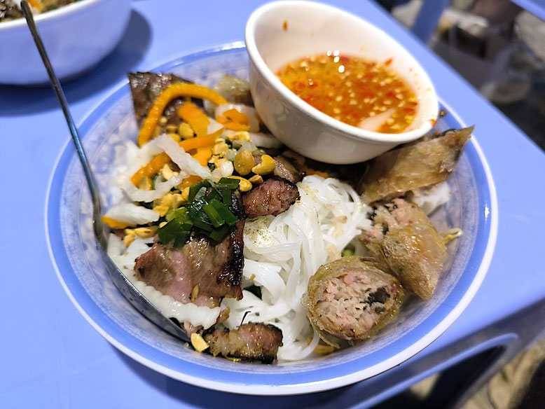 Dove mangiare a Ho Chi Minh City. Bún Thịt Nướng Chả Giò - Nguyễn Trung Trực