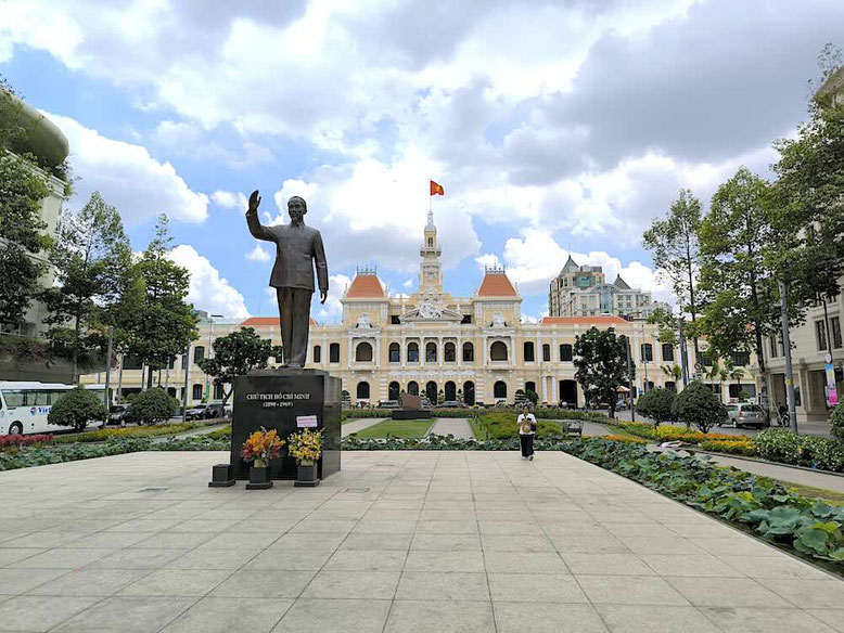 La Ho Chi Minh City Hall con la statua di Ho Chi Minh (photo by Gabriele Ferrando - LA MIA ASIA)