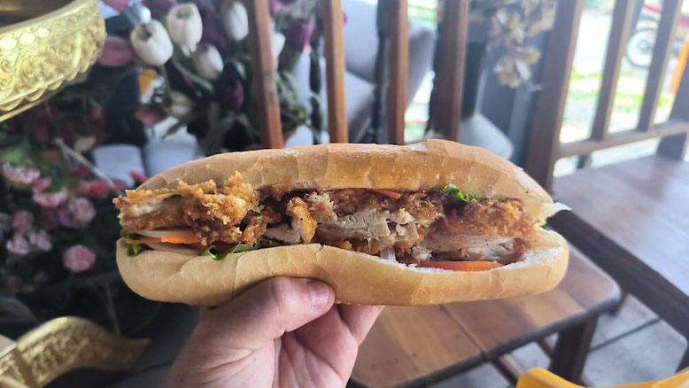 Ottimo baguette sandwich al pollo prima di salire sulla Slow Boat (photo by Gabriele Ferrando - LA MIA ASIA)