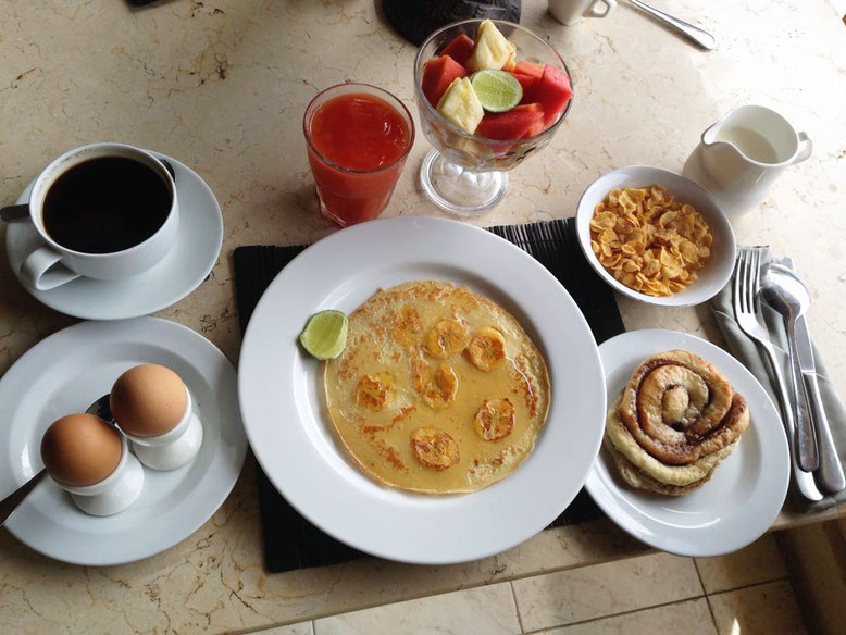 Ricca colazione al Baliku Dive Resort ad Amed - Bali (Photo by Gabriele Ferrando)