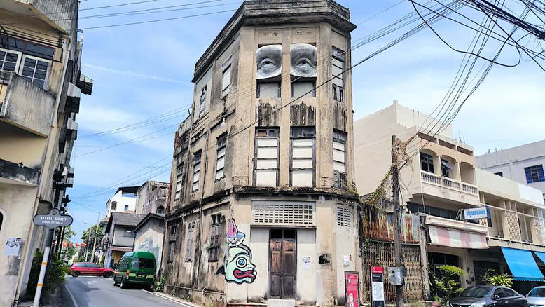 Un palazzo con murales a Songkhla Old Town, Thailand (photo by Gabriele Ferrando - LA MIA ASIA)