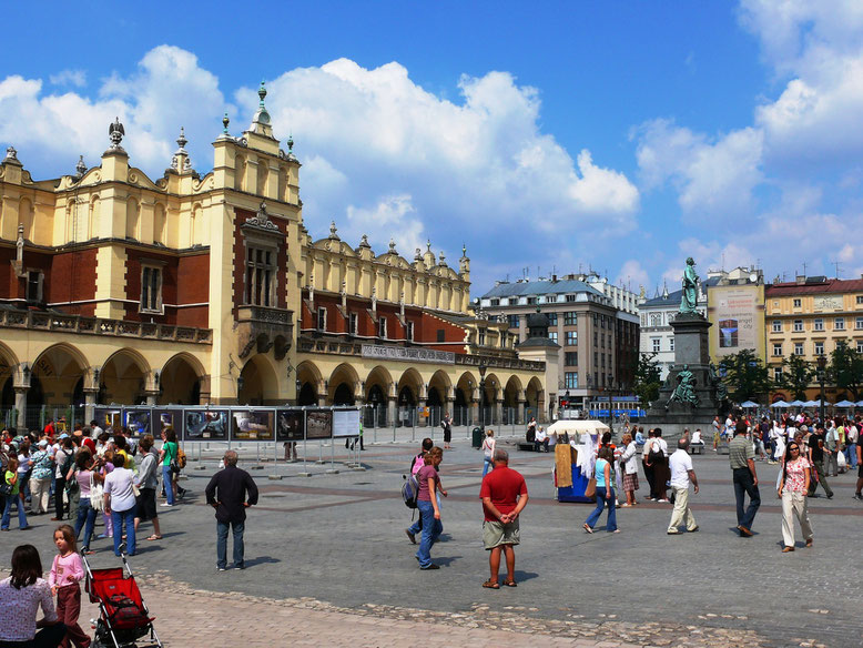 Blick auf den Altstadtmarkt und die Tuchhallen  (Foto Jörg Schwarz)