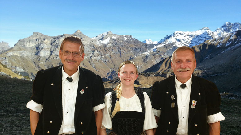Jodelterzett Beat, Anita und Niklaus Wäfler vor Alpenpanorama Ober Dünden