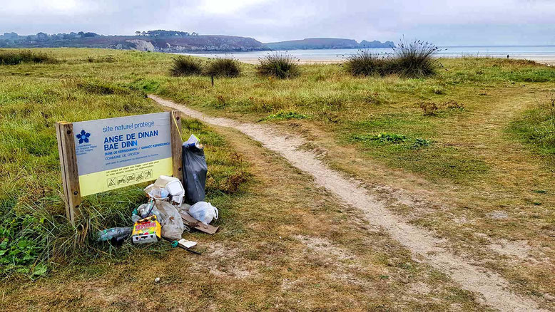 Camper-Hinterlassenschaften an einem Strand in der Bretagne