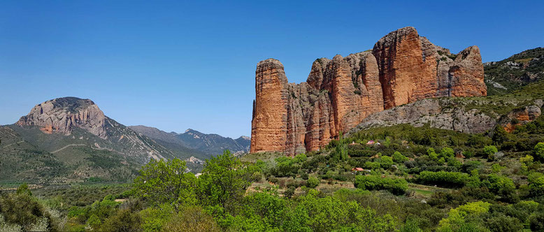 Mallos de Riglos in den spanischen Pyrenäen in der Nähe der Stadt Huesca. (Handy-Panorama)