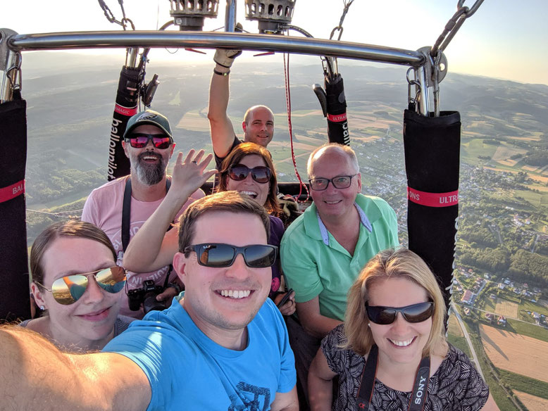 Pilot Martin Thaller, Tourismuschef Dietmar Lindau, Veronika (Flugentenblog), Jessica & Wolfgang (Reiseblitz, Foto Credits)