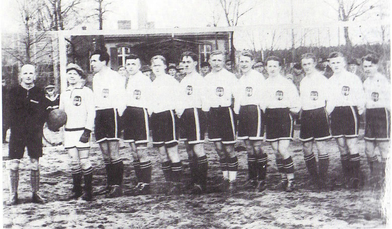 Das war die Mannschaft, die 1931 den Aufstieg in die damals höchste Spielklasse, der Gauliga schaffte. V.l.n.r.: Wilke, Schmidt, Richter, Winter, H.Meißner, Lachmann, Pachtmann, Matschenz, Schalow,Lehmann, Mudrick, Behnke. (Foto Archiv H.Jurisch)