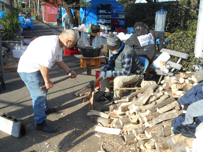 　　　　　　　　　　炊き出しのカマドや焚き火で使う薪を割る実行委員会の労働者