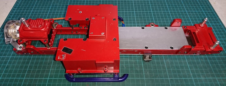 シャーシーフレーム内に電池収納スペースを確保