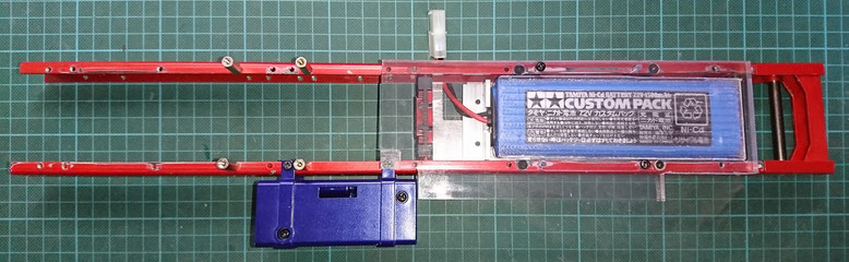 1/10タミヤ製ハイラックスの電池収納スペース