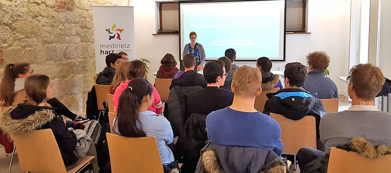 Grundlagen der Herzinsuffizienz: Dr. Carola Janschinski referiert vor Studenten der Uni Magdeburg im Gesundheitszentrum Alte Schule in Halberstadt. Foto: PRO