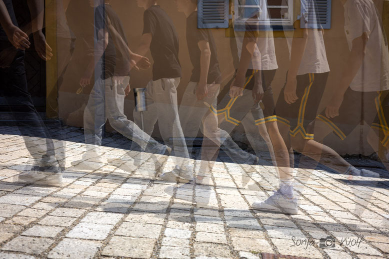 Schüler auf dem Weg zum Mittagessen. Mehrere Aufnahmen mit Photoshop überlagert.