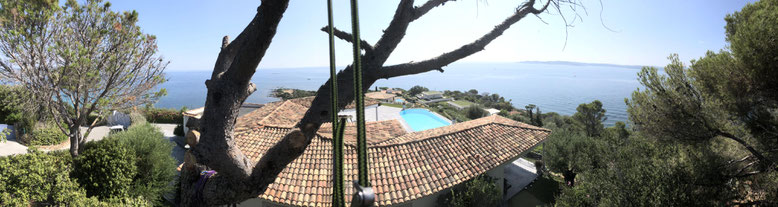 Démontage d'un pin au dessus d'une toiture dans le Var - Abattage d'arbres