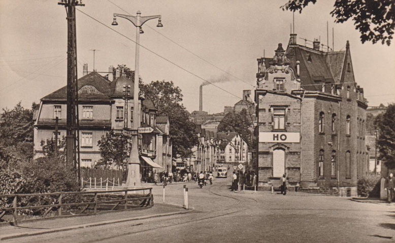 Straßenszene in Oelsnitz mit Schachtanlage, also vor 1970, Archiv W. Thiele