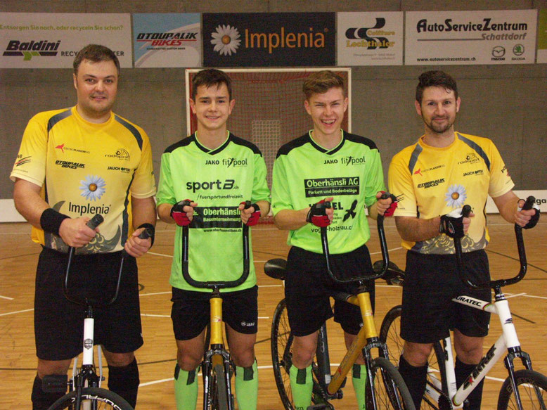 Gruppenfoto vor dem 1. Spiel mit dem letzten Schweizer Radballweltmeister Roman Scheider ( 2012 ) und Paul Looser ( 2002 ) vom RC Altdorf