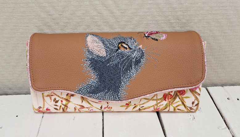 grand portefeuille femme brodé en tissu rose avec des branches et fleurs printanières, broderie chat chaton, faux cuir caramel, idée cadeau fête des mères