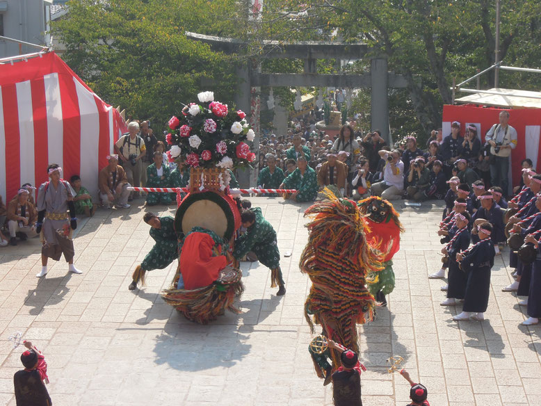 中尾獅子浮立保存会による「中尾獅子浮流」は長崎市の無形民俗文化財。毎年中尾地区大山神社の秋祭りで奉納されています。