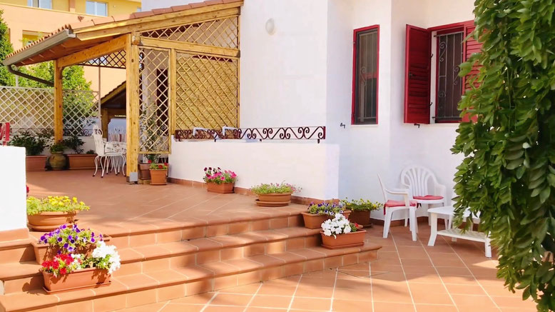 salento, appartamento PIANO TERRA: giardino esterno con cabina doccia in muratura
