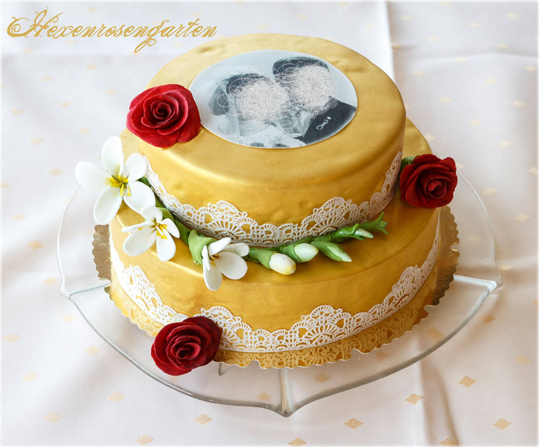 Rosen Zucker Fondant Goldene Hochzeit Torte Blüte Hexenrosengarten gold Spitze Magic decor rot weiß gold Zuckerfolie zweistöckig