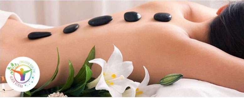 LA LITHOTHERAPIE femme en seance bien etre avec galets obsidienne sur le dos 