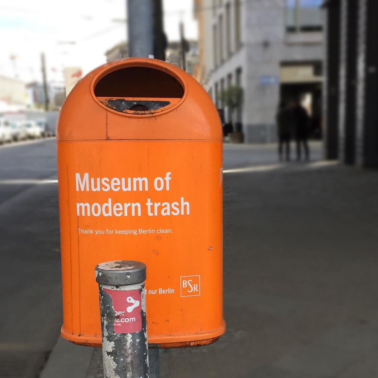 Berliner Mülleimer mit dem Aufdruck "Museum of modern Trash"