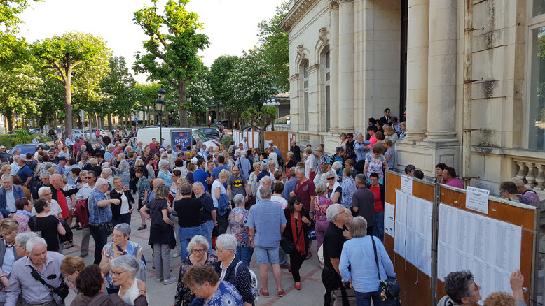 lundi 7 mai à 19h ; les scrabbleurs qui viennent de disputer la Coupe de l'Allier quittent le Palais des Congrès