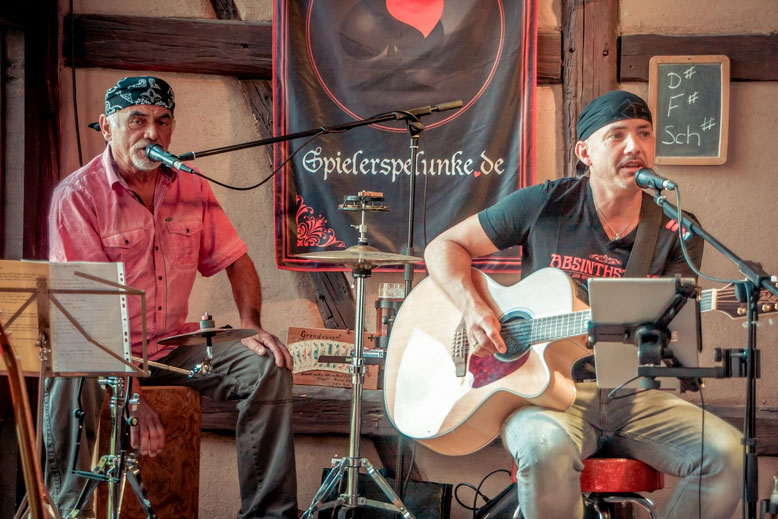 Die Hofkapelle Wenzel & Daus vom Spielmannshof mit Livemusik auf der Bühne im Gastraum