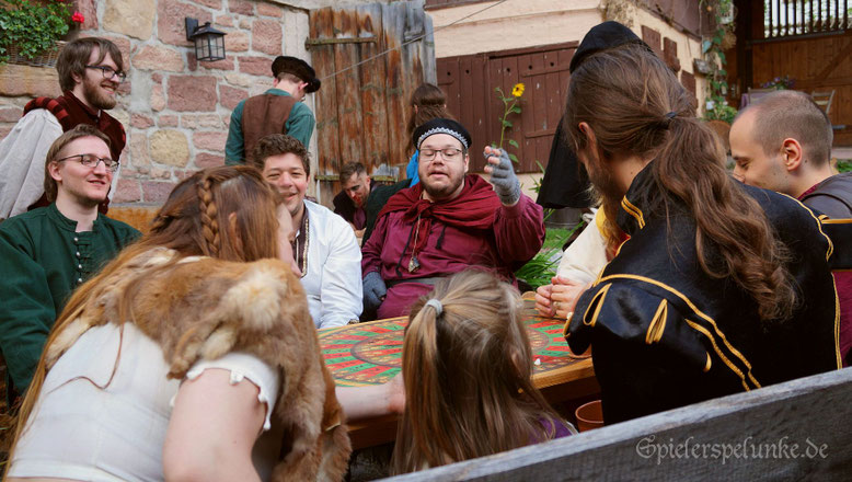 LARP-Rollenspieler in mittelalterlichen Gewändern spielen auf dem Spielmannshof Seitenroda