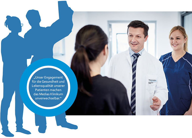 Ein Arzt und eine Krankenschwester begrüßen lächelnd eine Patientin in einem Krankenhausflur. Stilisierte Silhouetten mit dem Text ‚Unser Engagement macht das Medias Klinikum unverwechselbar.‘
