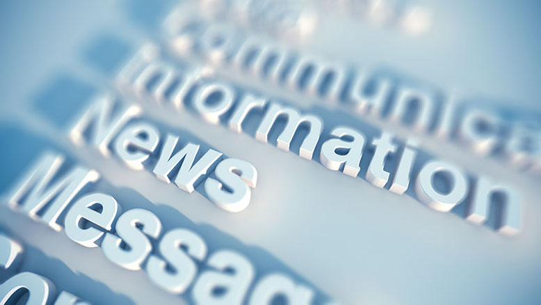 Nahaufnahme von 3D-Schriftzügen mit Begriffen wie „News“, „Message“ und „Information“ auf hellem Hintergrund.