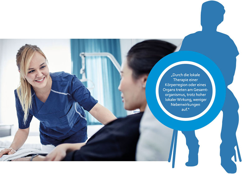 Lächelnde Krankenschwester in blauer Uniform, die sich im Krankenzimmer zu einer Patientin hinunterbeugt, die in einem Bett liegt. Stilisierte Silhouette einer Person mit einer Sprechblase, die ein Zitat zu lokaler Therapie und ihren Auswirkungen enthält.