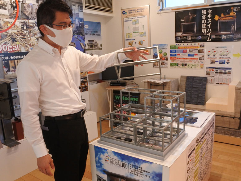 山野さんが持っているのが1ユニットの模型