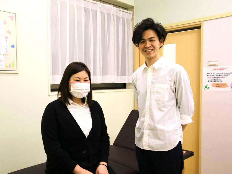 体験者のMさん(左)とクレール整骨院の院長・林晃輝さん(右)
