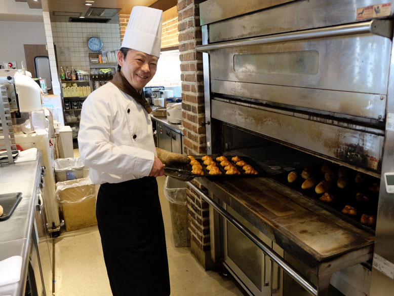 パンを焼く、同店の望月さん