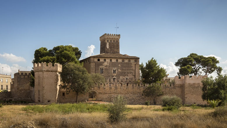 El castillo de Benissánó en la Comarca del camp de Turia, fue edificado en la segunda mitad del S. XV sobre el solar de una antigua alquería árabe denominada Benixanut.