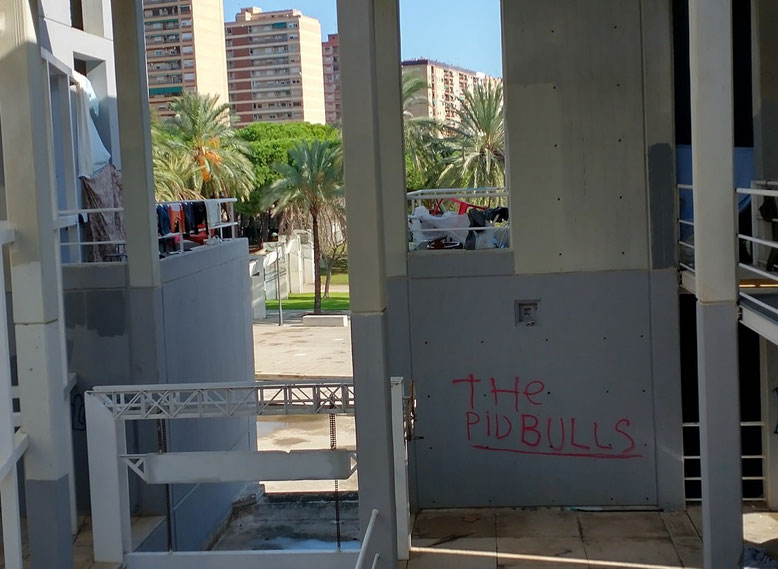 Dentro de la Casa del Agua cerca del azud de Rovella en Valencia ocupada por chatarreros