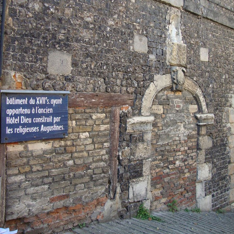 A Dieppe, on retrouve encore les traces de l'Hôtel-Dieu du XVIIè sc, construit par les Augustines de la Miséricorde.// One can still see the ruins of the Hôtel-Dieu of the 17th century, built by the Augustines of Mercy in Dieppe.