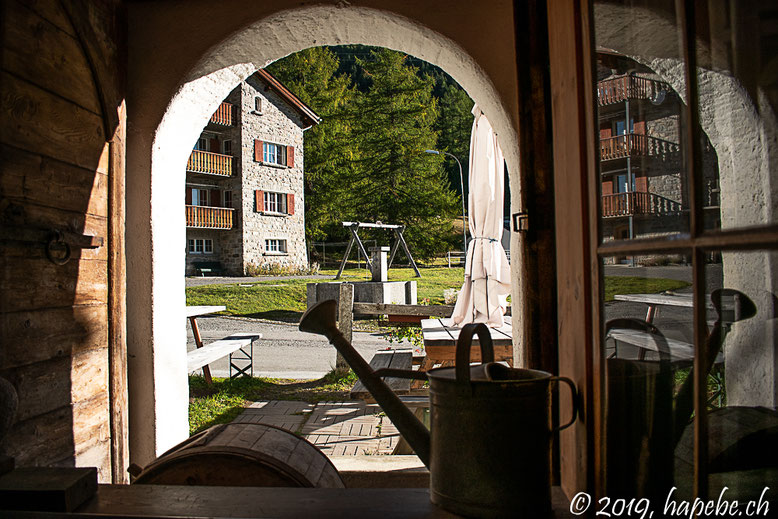 Blick durchs offene Fenster des Restaurants in Cavaglia. Ein sehr spezielles und spannendes Hotel. Wer das ländlich Einfache liebt, wird begeistert sein.
