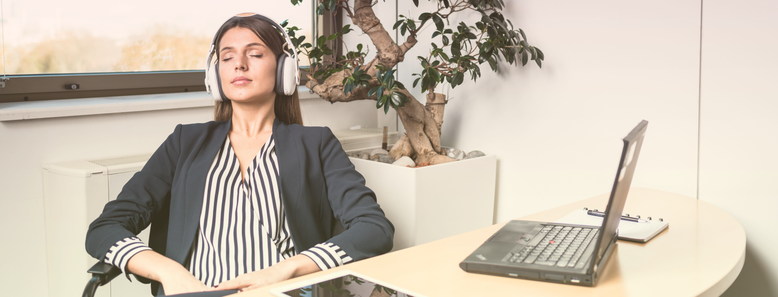 femme_au_burea_se_detend_avec_casque_melomind