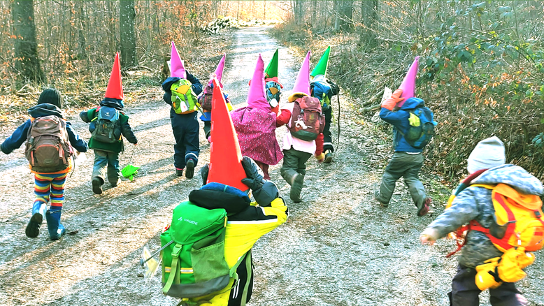 Kinder im Waldkindergarten feiern Fasching