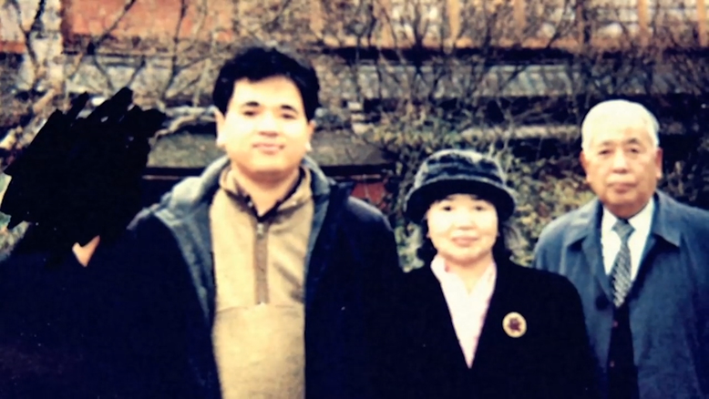 Atsushi Sakahara and his parents