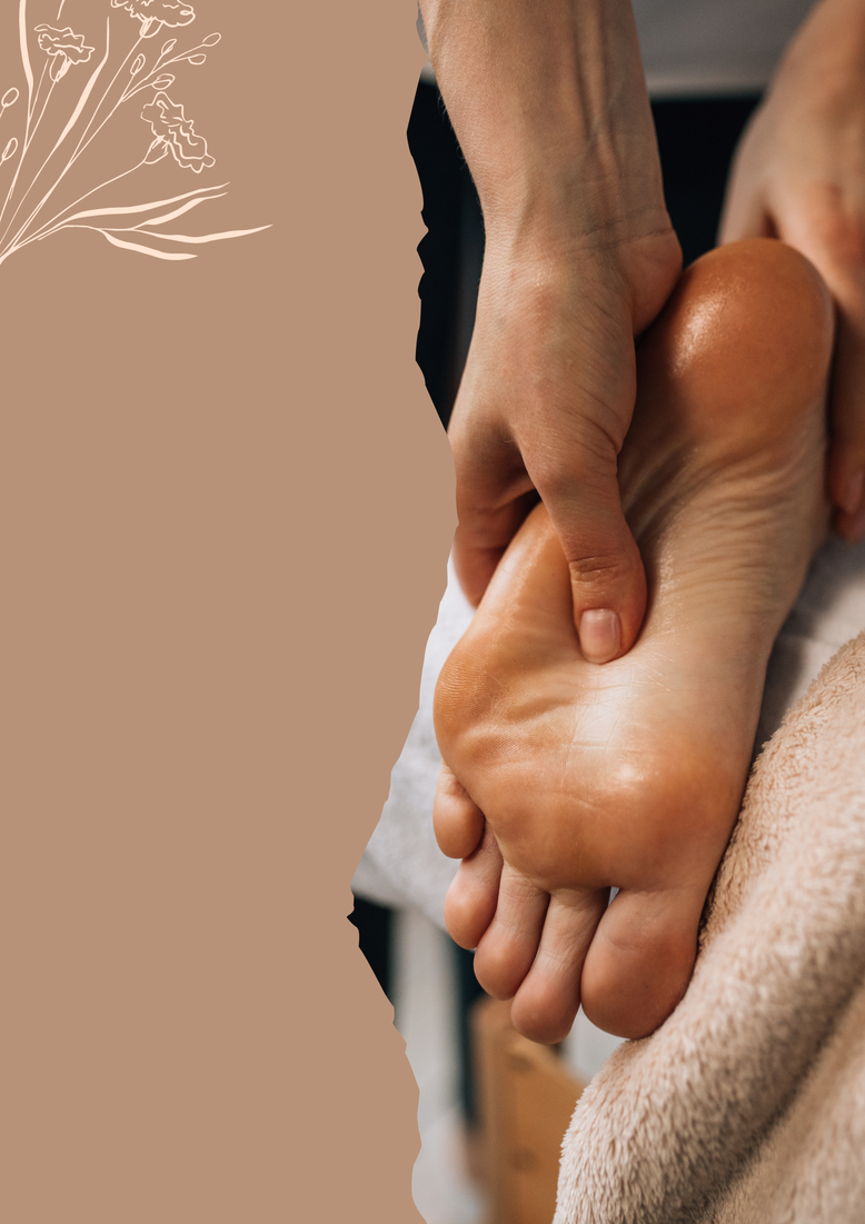 Eine beruhigende Fußreflexzonenbehandlung in der Naturheilpraxis Hinterberg in St. Gallen. Die sanfte Massage fördert die Entspannung, löst Blockaden und stimuliert die Reflexzonen für eine ganzheitliche Verbesserung des Wohlbefindens.