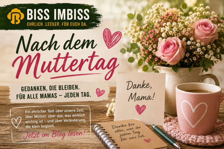 Gemütliches Muttertags-Beitragsbild von BISS IMBISS Moormerland mit rosa Blumenstrauß, Kaffee, handgeschriebenen Karten und der Überschrift „Nach dem Muttertag – Gedanken, die bleiben“. Das Bild bewirbt einen ruhigen Blogartikel über Mütter, Alltag, Stres